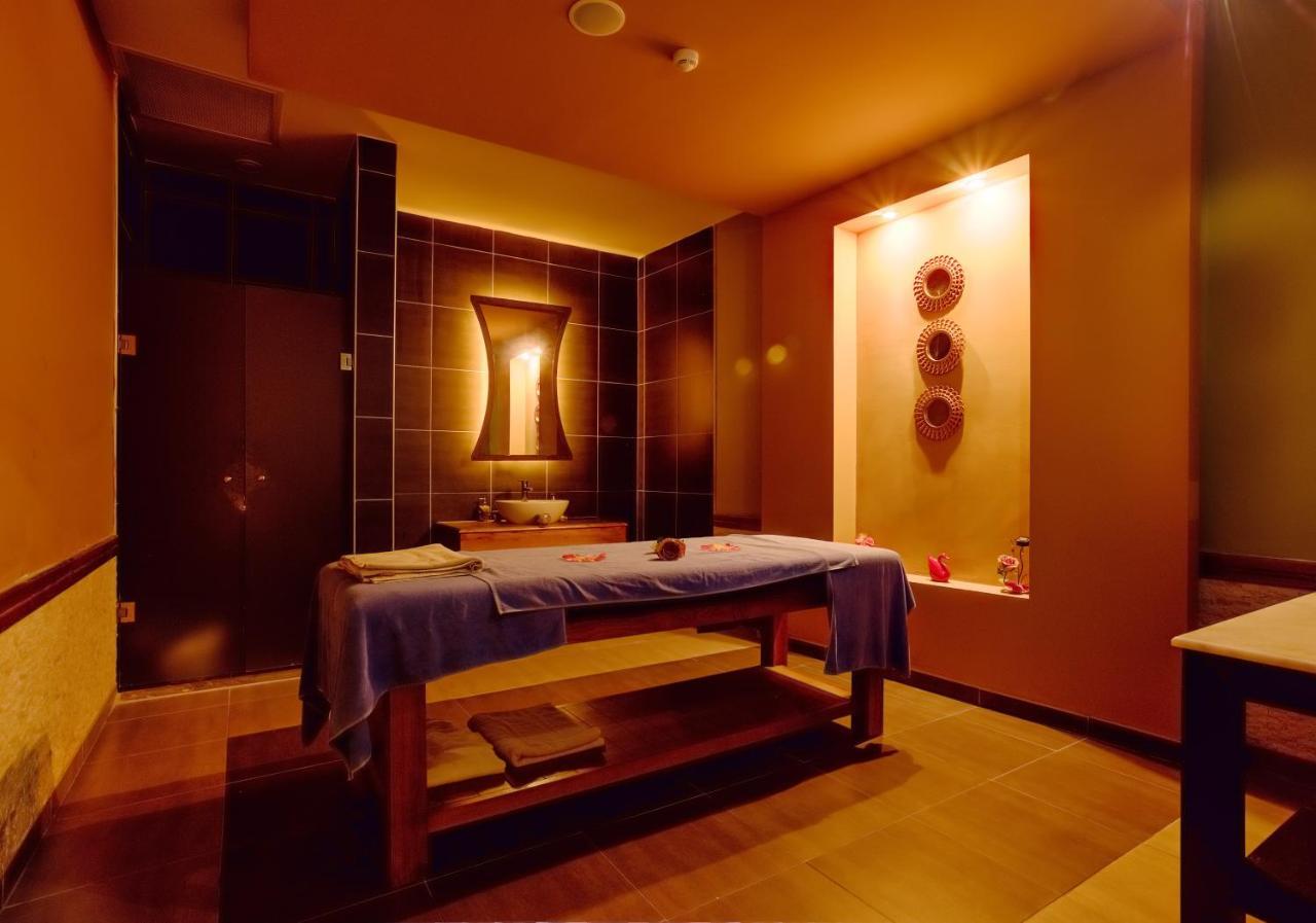 Tui Magic Life Jacaranda Hotel Side Exterior photo A massage table